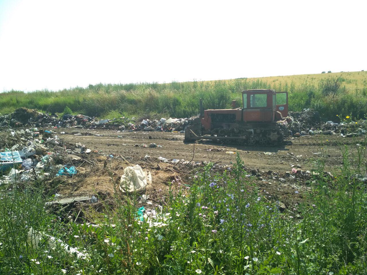 І вже знову сьогодні по дорозі до полігону працює бульдозер, прибираючи стихійне сміттєзвалище.